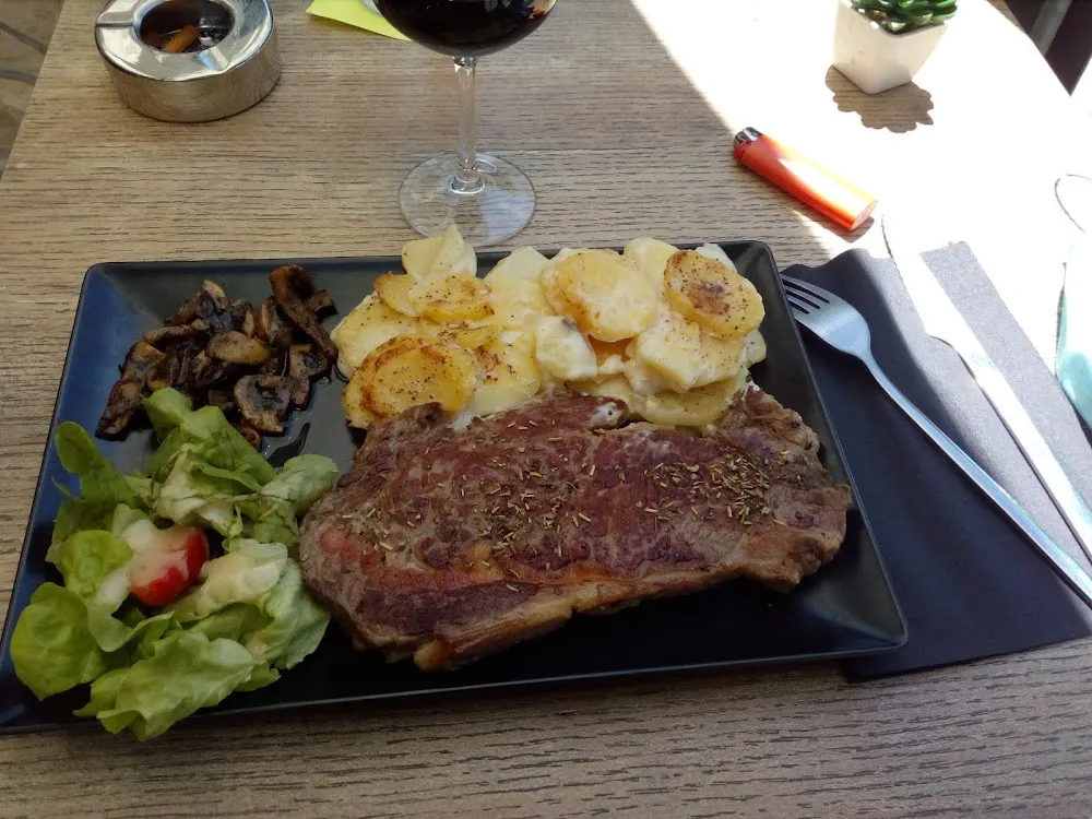 Faux-filet Gratin Dauphinois Poêlée de Chapignon Salade